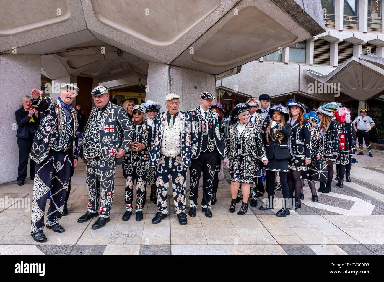 Eine Gruppe von Pearly Kings, Queens, Princes und Prinzessinnen beim jährlichen Pearly Kings and Queens Costermongers Harvest Festival in London, Großbritannien. Stockfoto