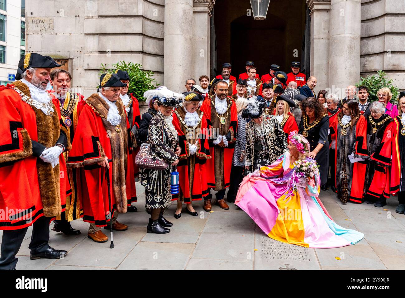 Verschiedene Londoner Bürgermeister, Pearly Kings and Queens und Chelsea Pensioners posieren für Fotos vor der St Mary le Bow Church (Bow Bells Church) in London, Großbritannien. Stockfoto