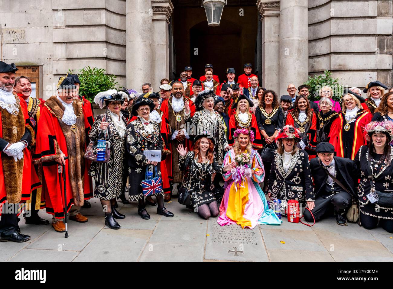Verschiedene Londoner Bürgermeister, Pearly Kings and Queens und Chelsea Pensioners posieren für Fotos vor der St Mary le Bow Church (Bow Bells Church) in London, Großbritannien. Stockfoto