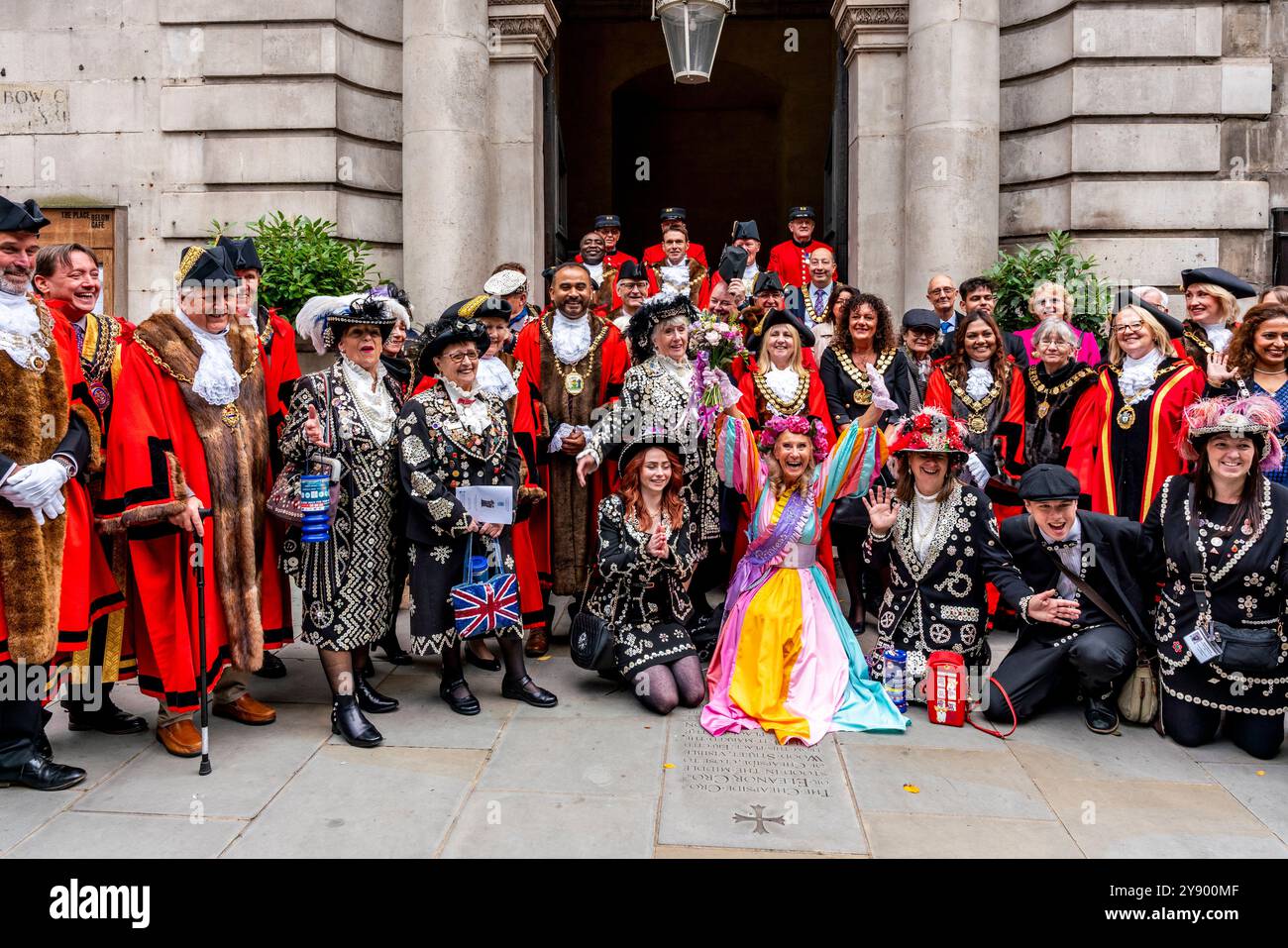 Verschiedene Londoner Bürgermeister, Pearly Kings and Queens und Chelsea Pensioners posieren für Fotos vor der St Mary le Bow Church (Bow Bells Church) in London, Großbritannien. Stockfoto