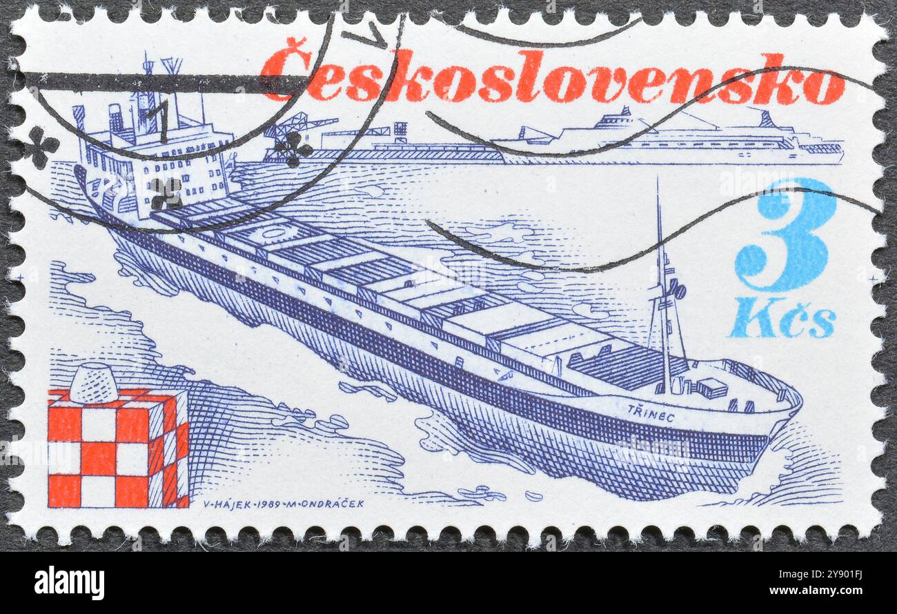 Von der Tschechoslowakei gedruckte gestempelte Briefmarke mit der Aufschrift "Třinec" (Containerschiff), Tschechoslowakische Schifffahrt, um 1989. Stockfoto