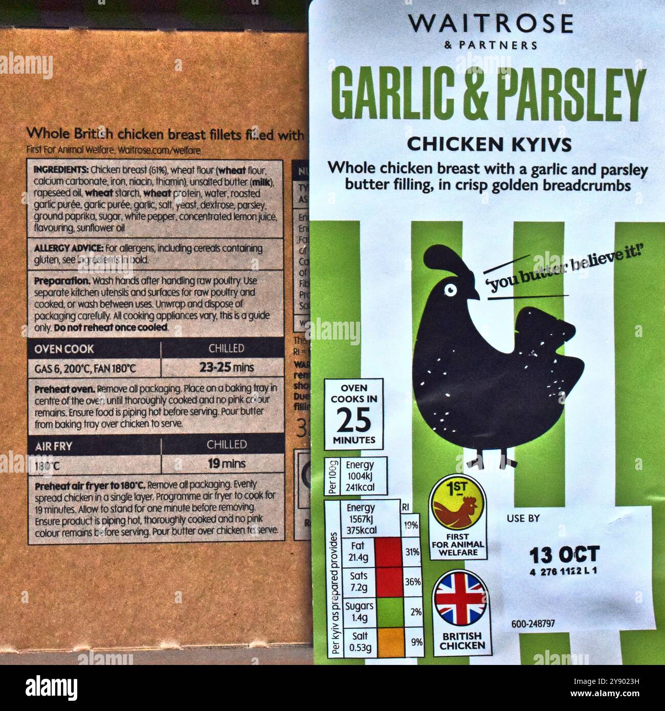 Die Verpackung von einem Waitrose Chicken Kiew, die Anweisungen zum Kochen in einer Luftfritteuse enthält. Stockfoto