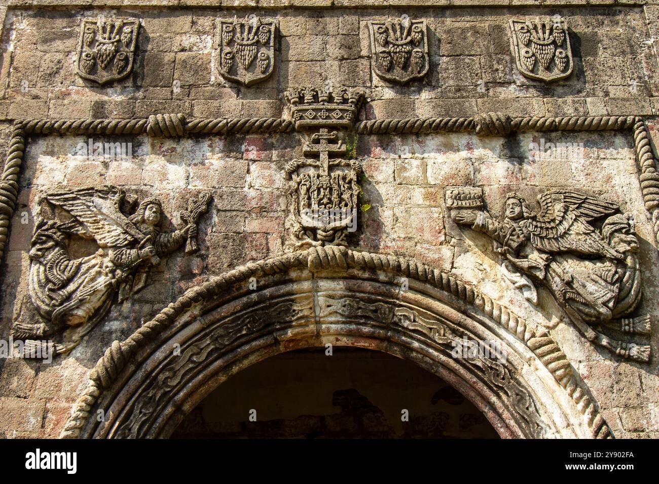 Zwei Engel an der Fassade einer alten Kapelle. Stockfoto