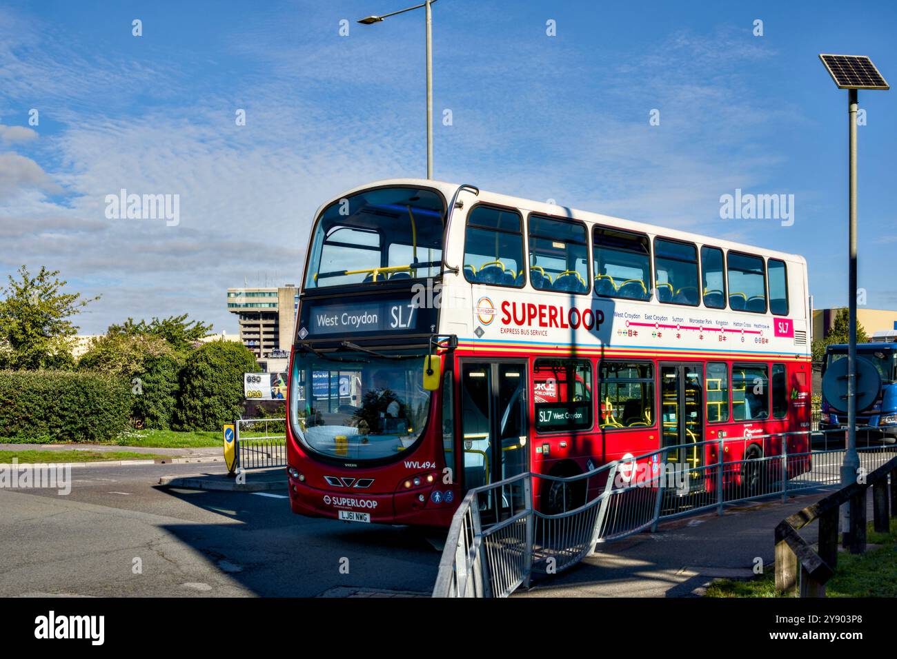 Superloop SL7 Bus Service in Hatton Cross, Borough of Hillingdon, London, England, Großbritannien Stockfoto