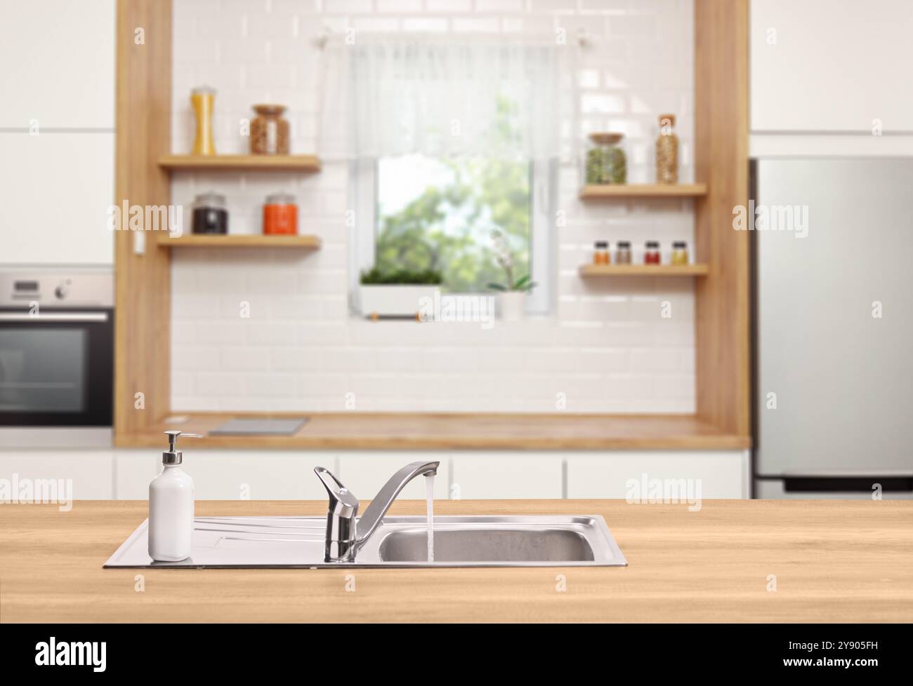 Küchenarmatur aus Edelstahl mit laufendem Wasser Stockfoto