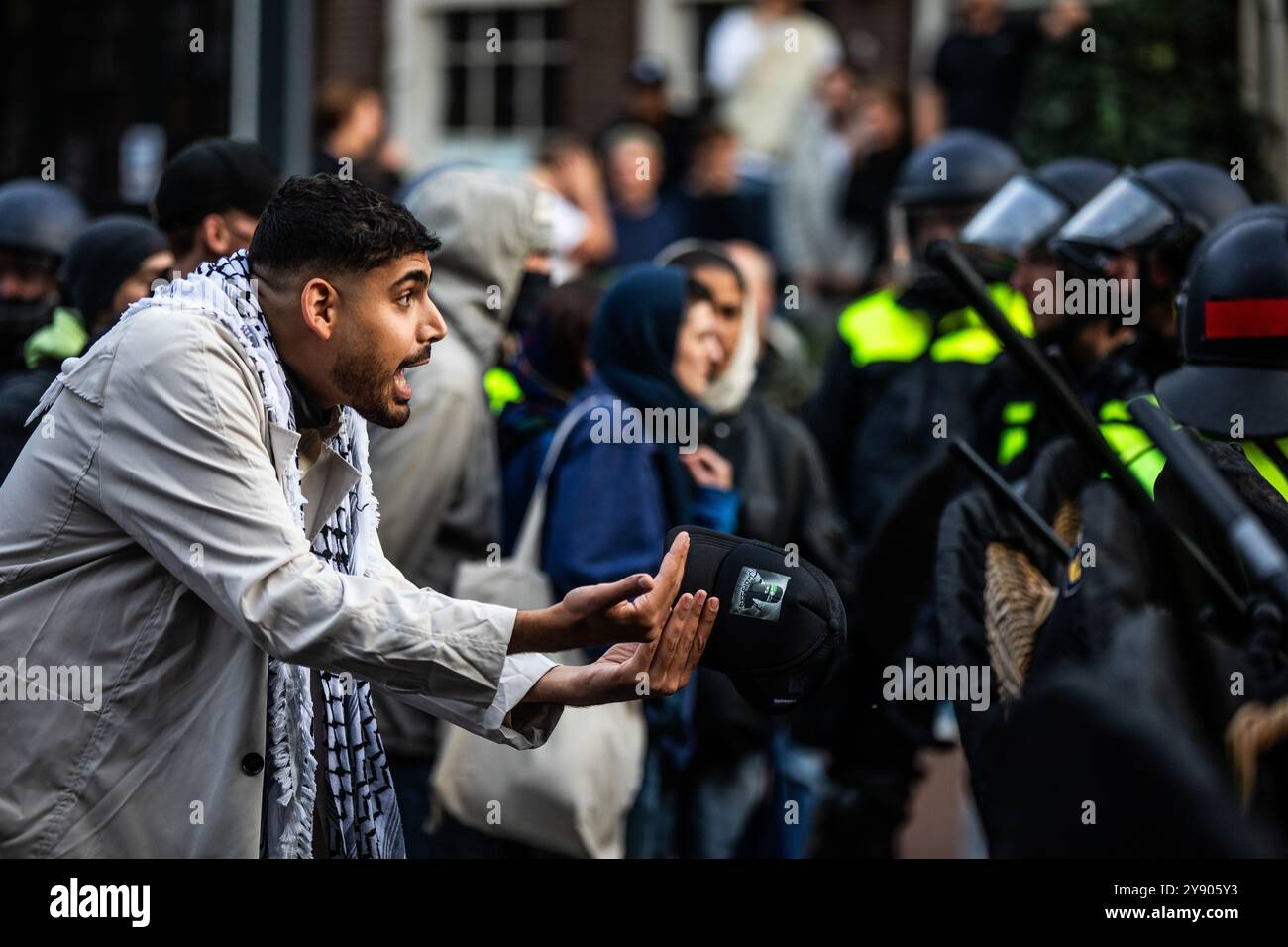 AMSTERDAM - Demonstranten im Zentrum von Amsterdam gegen Israels Gewalt im Gazastreifen. Seit der Invasion der Hamas in Israel war es Krieg im Gazastreifen. Es gab bereits Tausende von Toten. ANP EVA PLEVIER niederlande Out - belgien Out Stockfoto