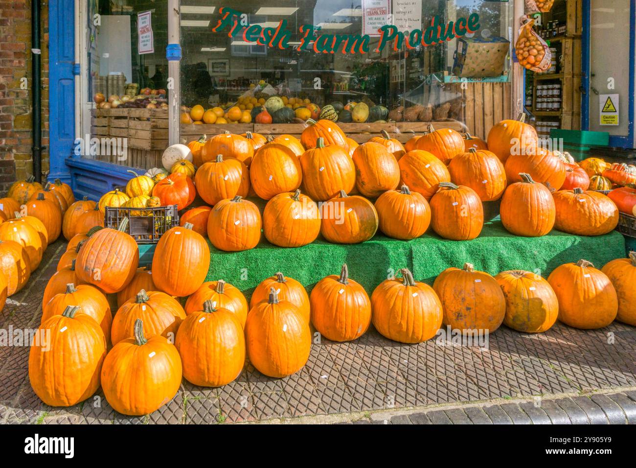 Kürbisse vor einem Lebensmittelgeschäft in der Hunstanton High Street - bereit für Halloween. Stockfoto