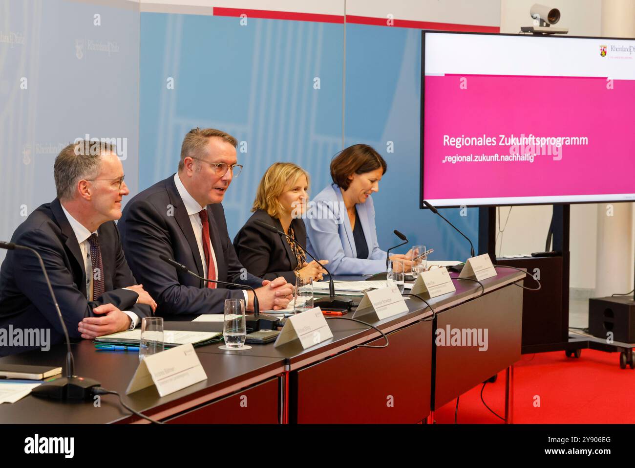 Landesregierung Rheinland-Pfalz stellt auf einer Pressekonferenz das Investitionssprogramm für Kommunen regional.zukunft.nachhaltig vor Ministerpräsident Alexander Schweitzer 2vl., Innenminister Michael Ebling links, Wirtschaftsministerin Daniela Schmitt rechts und Klimaschutzministerin Katrin Eder 2.vr. stellen das neue Investitionsprogramm für Kommunen vor. Sie erläutern Zielsetzung und mögliche Maßnahmen aus den fachlichen Zuständigkeiten des Innen-, Wirtschafts- und Klimaschutzministeriums. Ministerpräsident Schweitzer hatte das neue Programm Mitte September im Rahmen seiner ersten Regieru Stockfoto