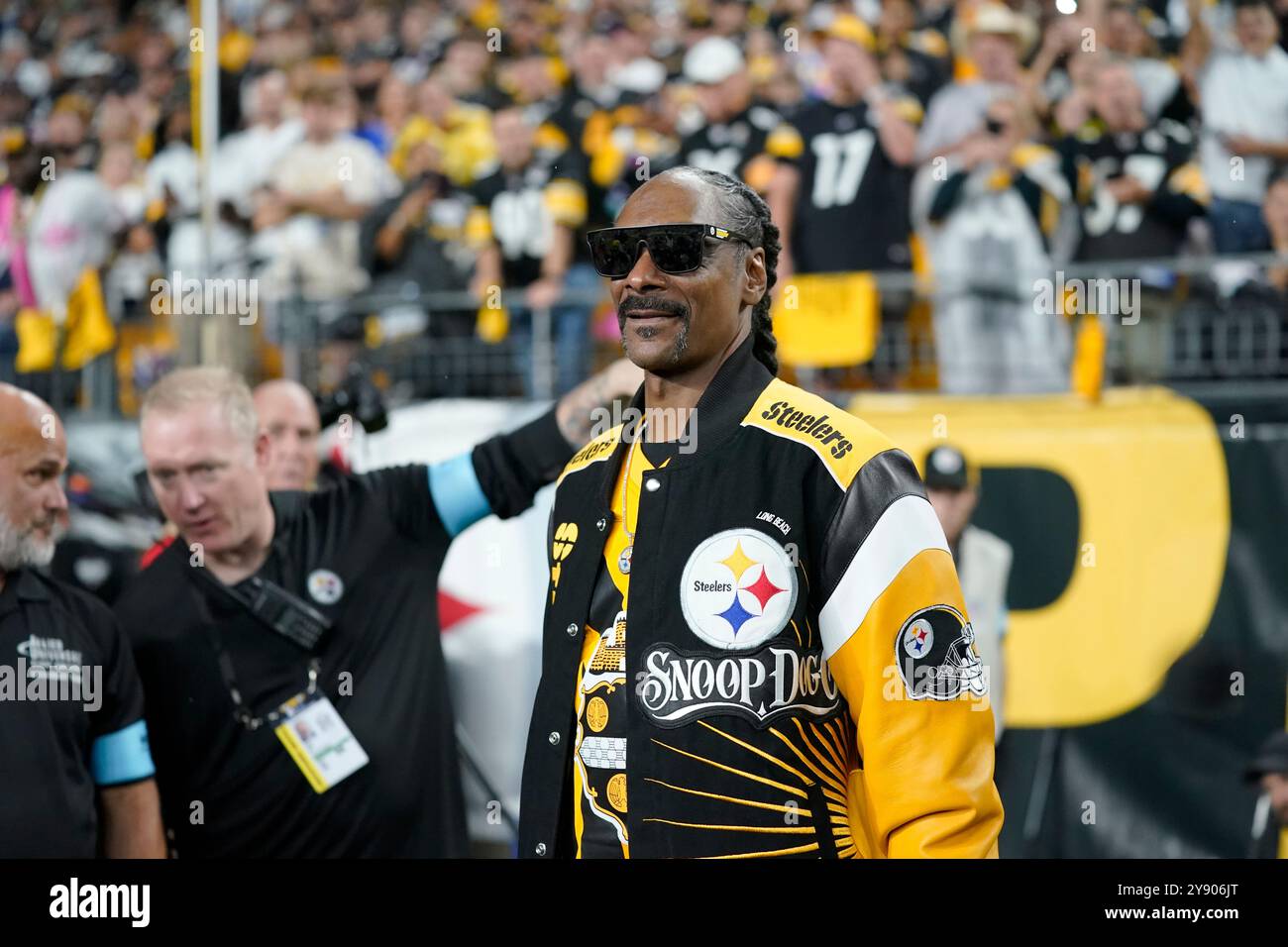 Pittsburgh, Pennsylvania, USA. Oktober 2024. 6. Oktober 2024: Snoop Dogg bei den Pittsburgh Steelers vs Dallas Cowboys im Acrisure Stadium in Pittsburgh PA. Brook Ward/scheinbare Media Group (Kreditbild: © AMG/AMG via ZUMA Press Wire) NUR REDAKTIONELLE VERWENDUNG! Nicht für kommerzielle ZWECKE! Stockfoto