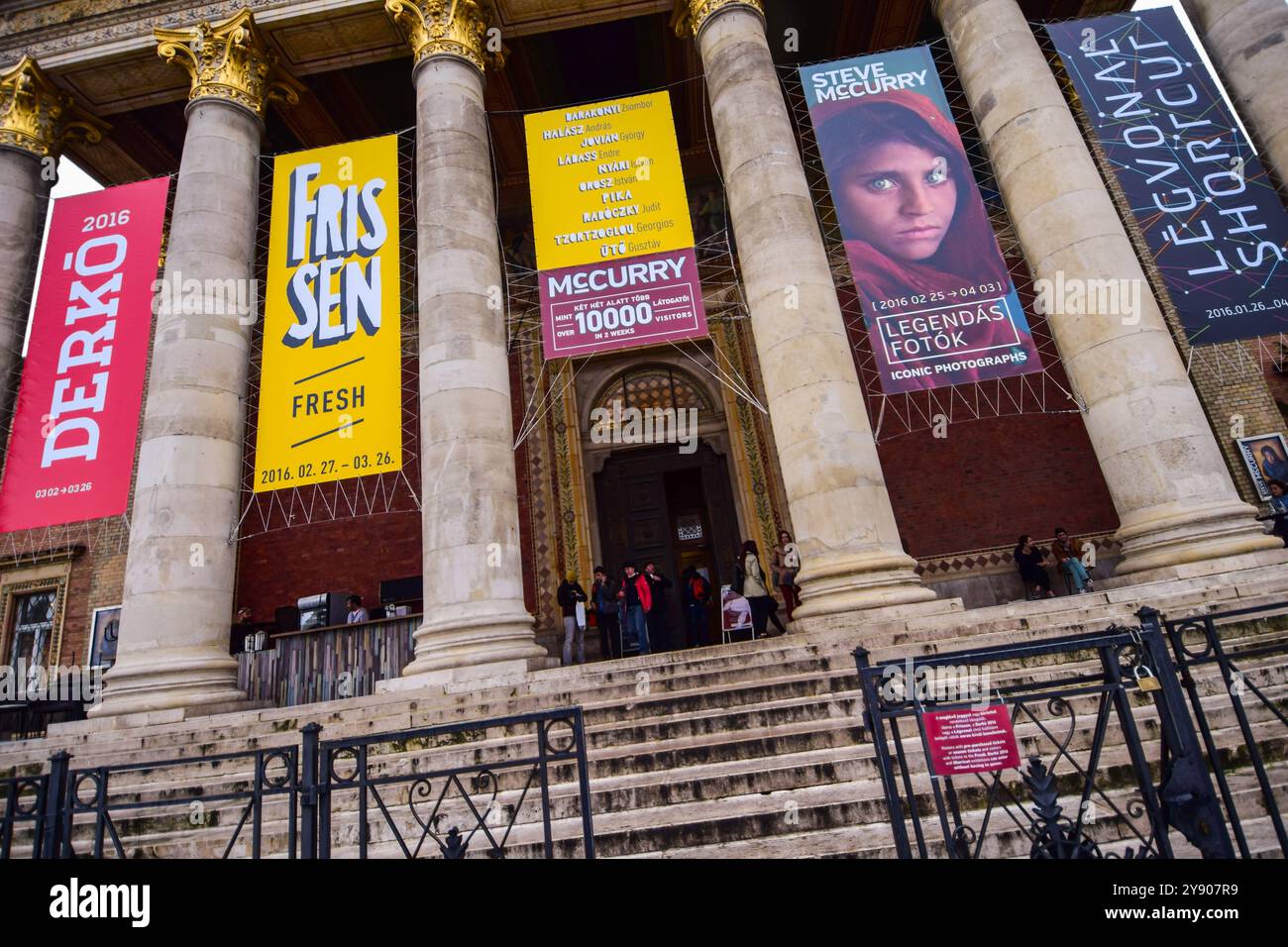 Ausstellung der ikonischen Fotografien des National Geographic Fotografen Steve McCurry im Mucsarnok Palace of Art in Budapest, Ungarn Stockfoto