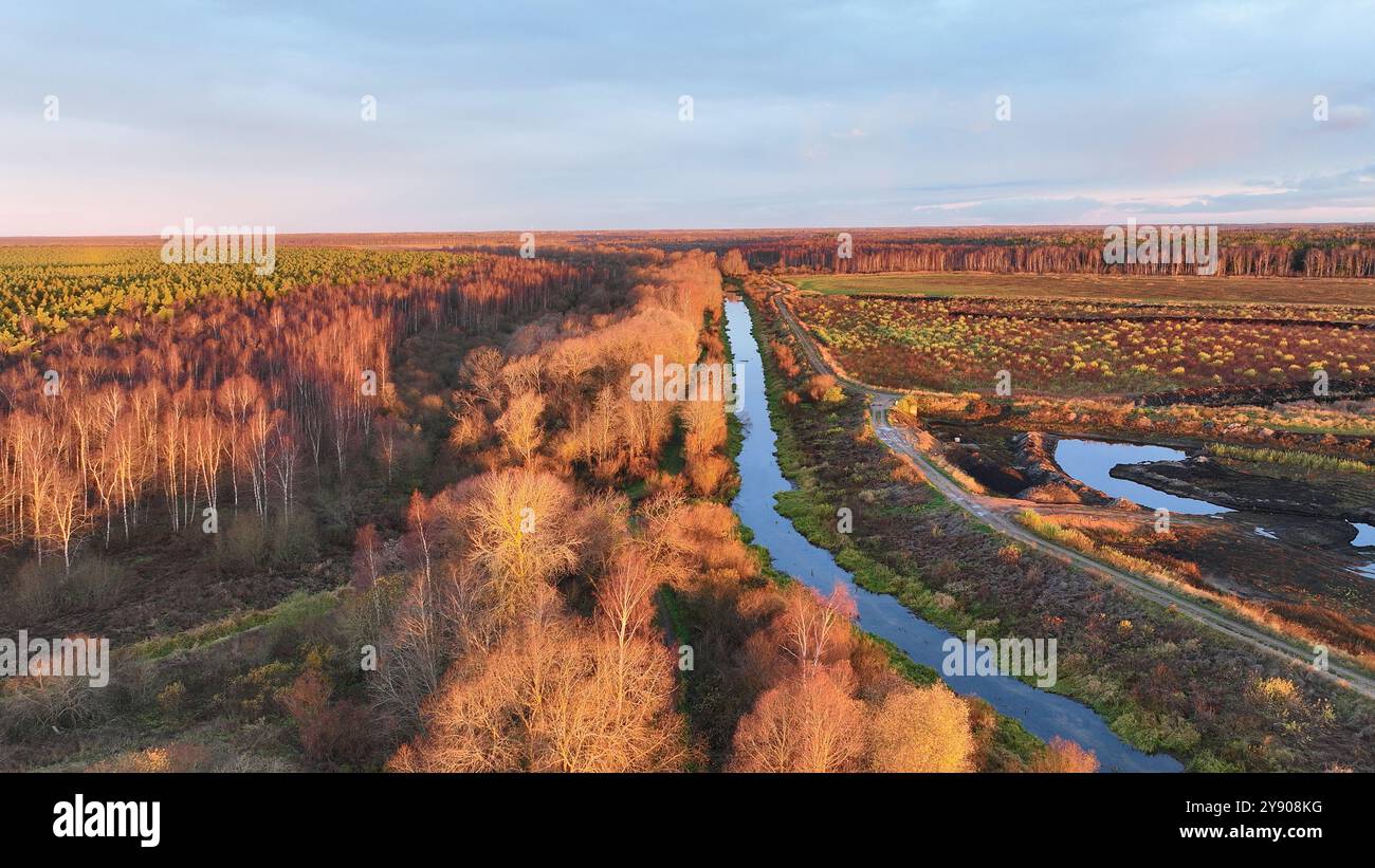 Farbenfroher Sonnenaufgang im november Stockfoto