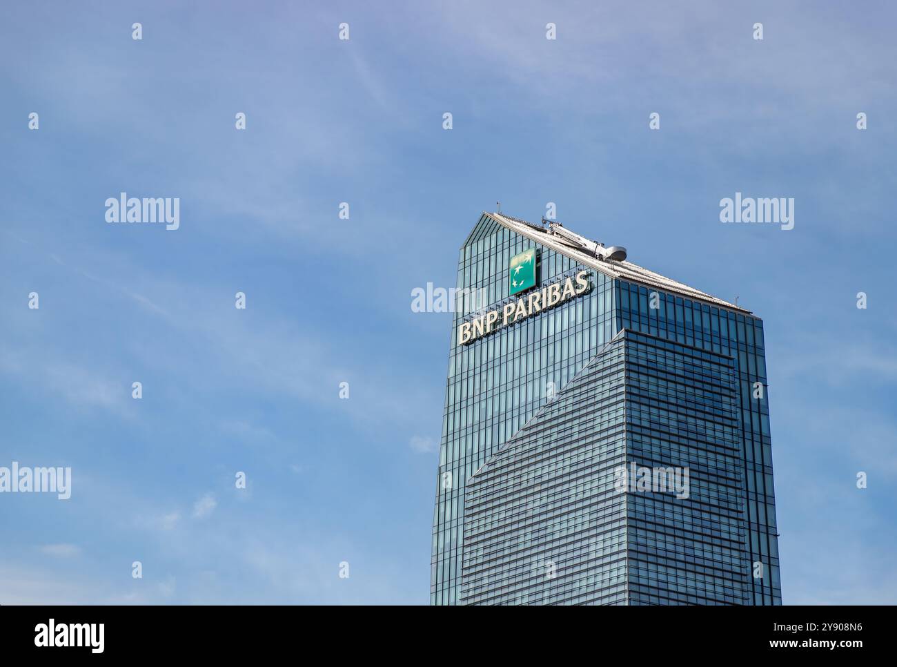 Ein Bild vom Diamond Tower, der Heimat der Firma BNP Paribas in Mailand. Stockfoto