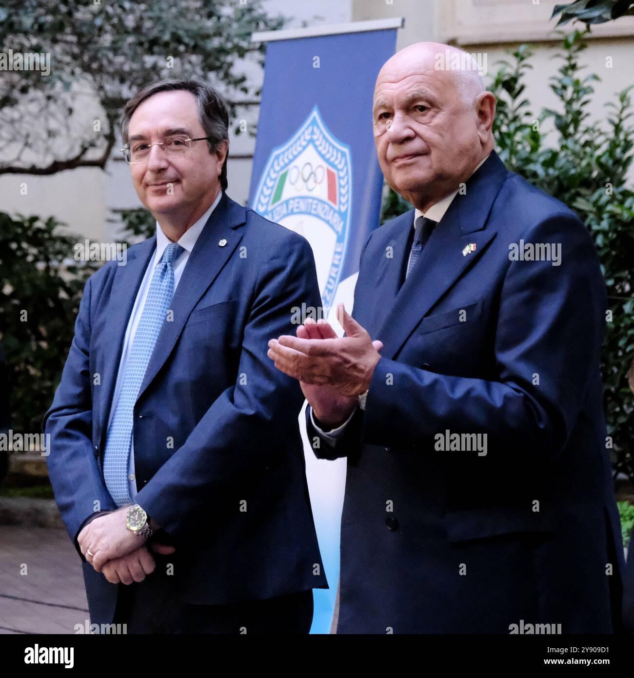 IL Direttore del DAP Giovanni Russo, Il Ministro della Giustizia Carlo Nordio con gli atleti del gruppo sportivo Fiamme Azzurre del Corpo di Polizia Penitenziaria che hanno ai Giochi Olimpici e Paralimpici di Parigi 2024. Ministero della Giustizia a Roma, Lunedì 07 Ottobre 2024 (Foto Mauro Scrobogna/LaPresse) der Direktor der DAP Giovanni Russo, der Justizminister Carlo Nordio mit den Athleten der Sportgruppe Fiamme Azzurre des Strafvollzugskorps, die bei den Olympischen und Paralympischen Spielen in Paris 2024 teilgenommen haben. Justizministerium in Rom, 07. Oktober 2024 (Foto Mauro SC Stockfoto