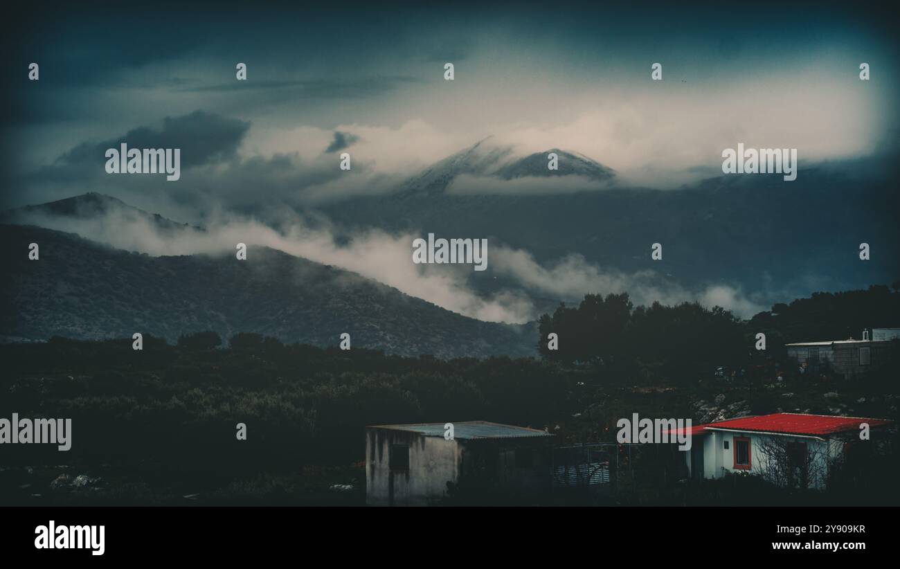 Whispers of Serenity: A Misty Mountain Retreat Stockfoto