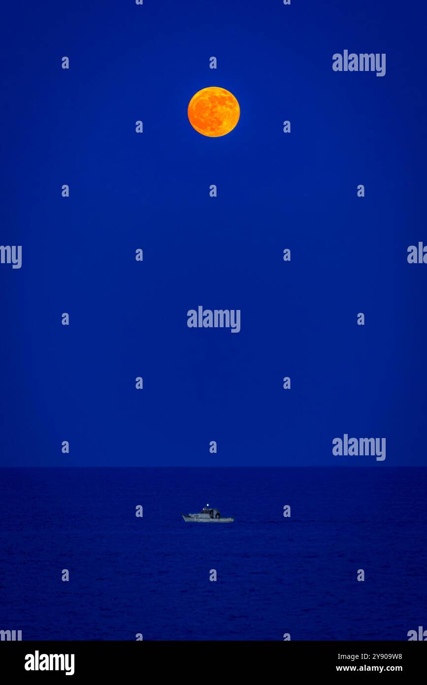 Aloness. Die Größe des Alleinseins. Voller Erdbeermond des Frühsommers. Stockfoto
