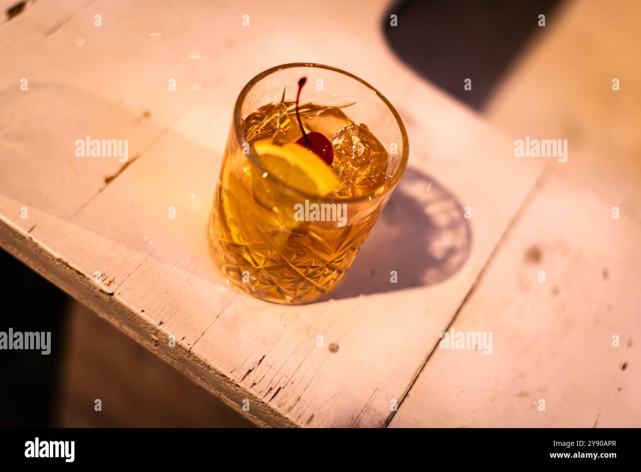Der „altmodische“, einer der wichtigsten Cocktails der Welt. Bourbon, Zucker, Angst, eine Orangenscheibe, eine Kirsche. Stockfoto