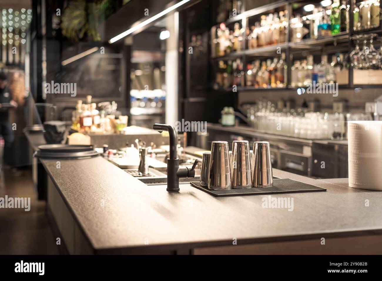Bartheke in einer abendlichen Cocktailbar Stockfoto