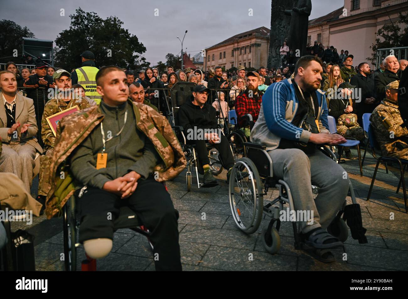 LVIW, UKRAINE - 1. OKTOBER 2024 - Verwundete Soldaten nehmen am Tag der Verteidiger der Ukraine, Lviw, Westukraine, in der Nähe des Taras Schewtschenko-Denkmals Teil. Stockfoto