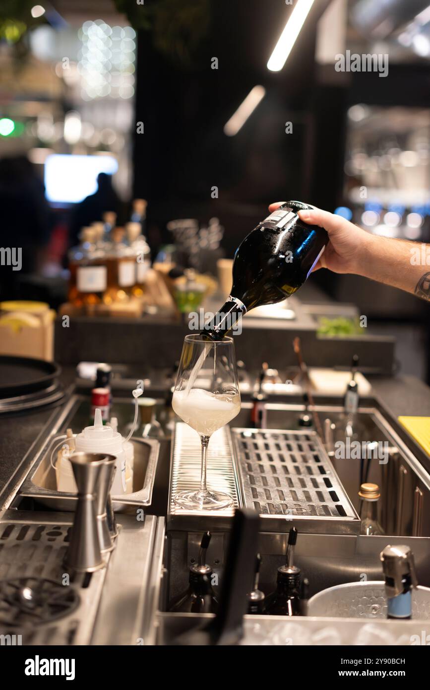 Weißweingläser und Biere für einen Aperitif in einer Cocktailbar. Stockfoto