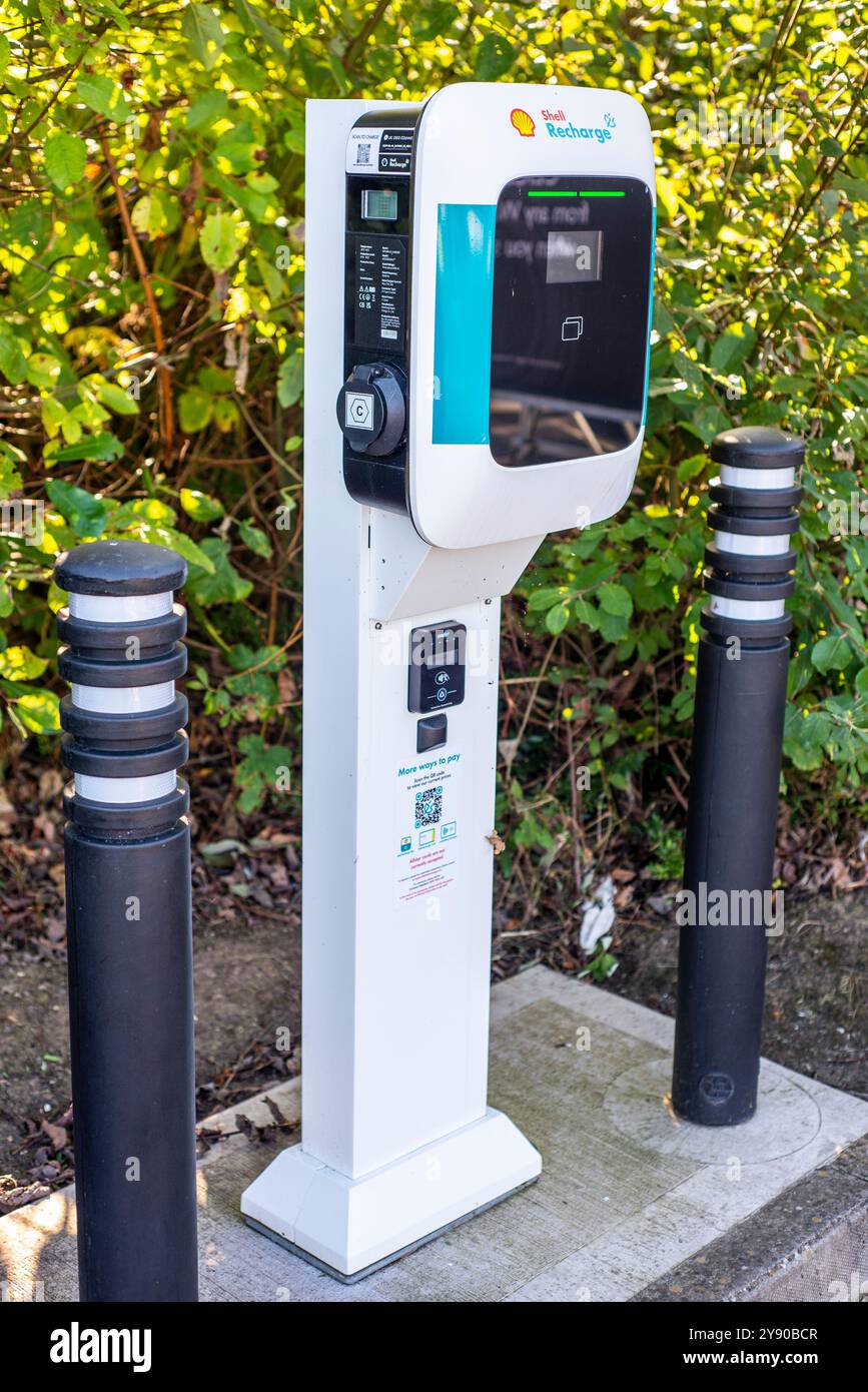 Worcester, England, UK-17. September 2024: Eine EV-Ladestation, die im Freien steht und einsatzbereit ist, an einer Ladestation für öffentliche Elektrofahrzeuge innerhalb eines Supers Stockfoto