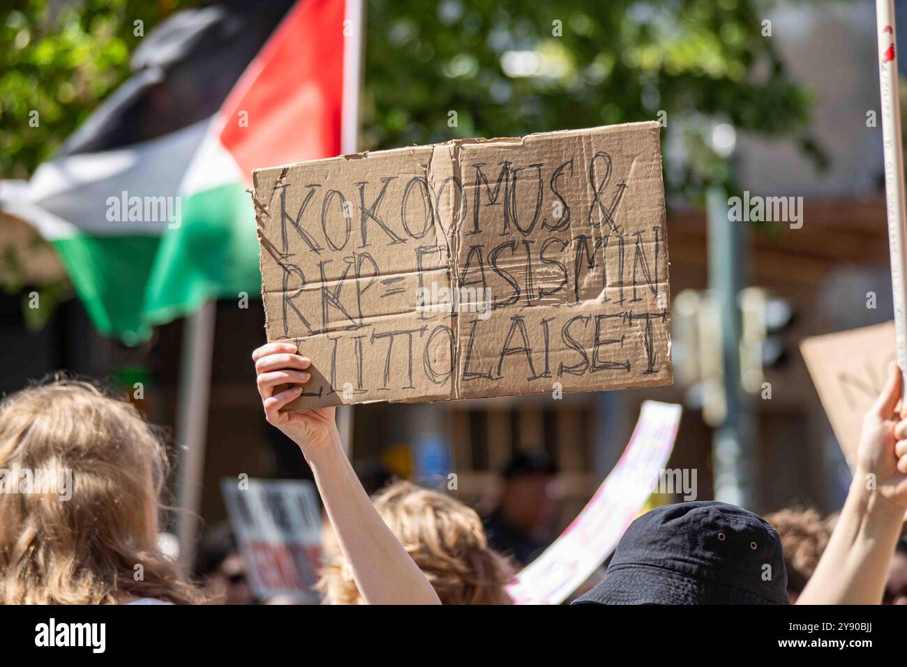 Kokoomus & RKP = Fasismin liittolaiset. Handgeschriebenes Pappschild bei der Helsinki Pride 2024 Parade auf der Mannerheimintie in Helsinki, Finnland. Stockfoto
