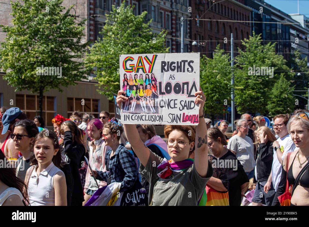 Schwule Rechte, wie Loona einmal sagte. Zusammenfassend... Stan Loona. Handgefertigtes Schild bei der Helsinki Pride 2024 Parade auf der Mannerheimintie in Helsinki, Finnland. Stockfoto
