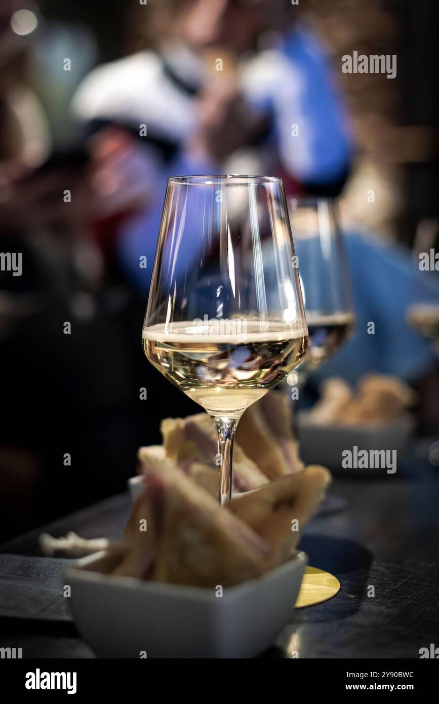 Weißweingläser für einen Aperitif in einer Cocktailbar Stockfoto