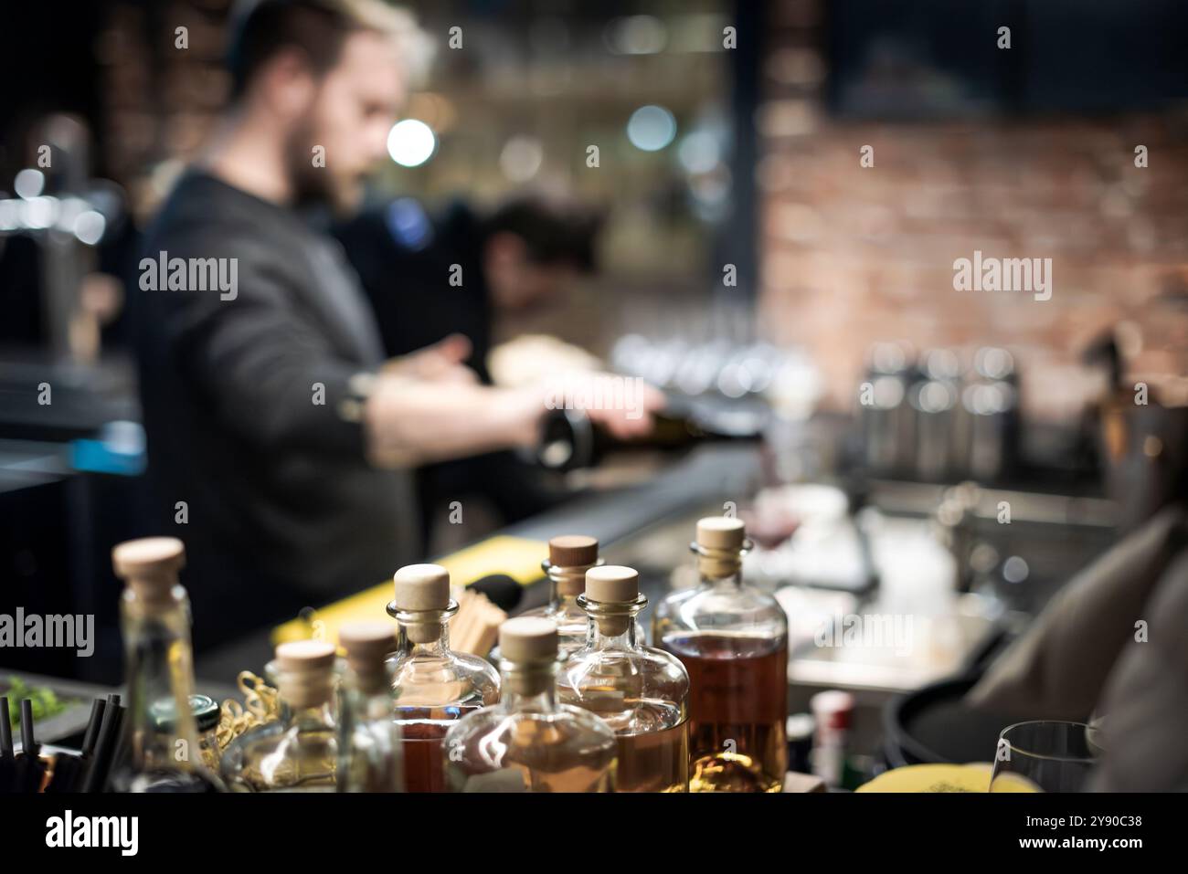 Barkeeper, der abends Sekt in einer Cocktailbar serviert. Stockfoto