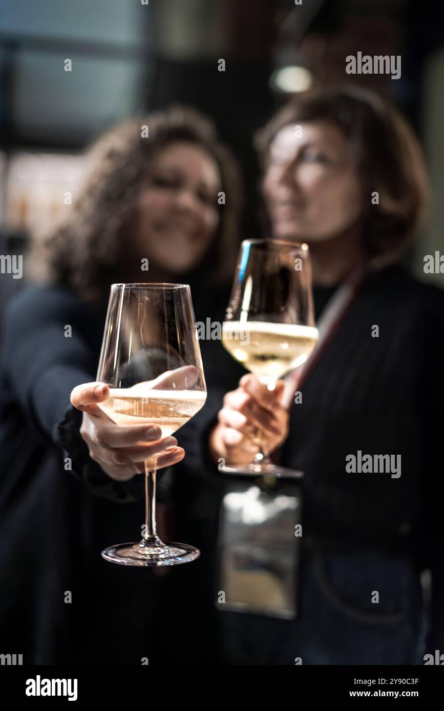 Weißweingläser für einen Aperitif in einer Cocktailbar Stockfoto
