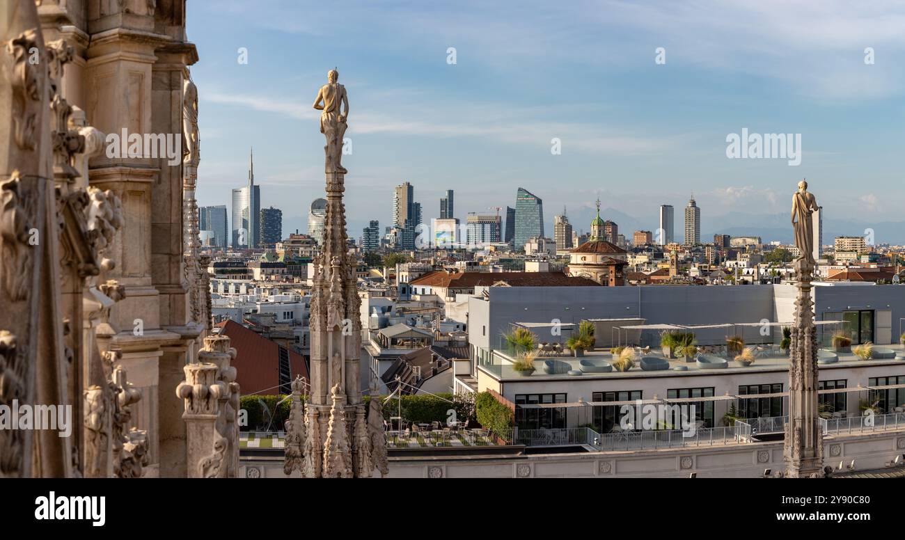 Ein Bild des Duomo di Mailand oder der Mailänder Kathedrale mit seinen Dachtürmen und Statuen mit Blick auf das Geschäftsviertel Porta Nuova. Stockfoto