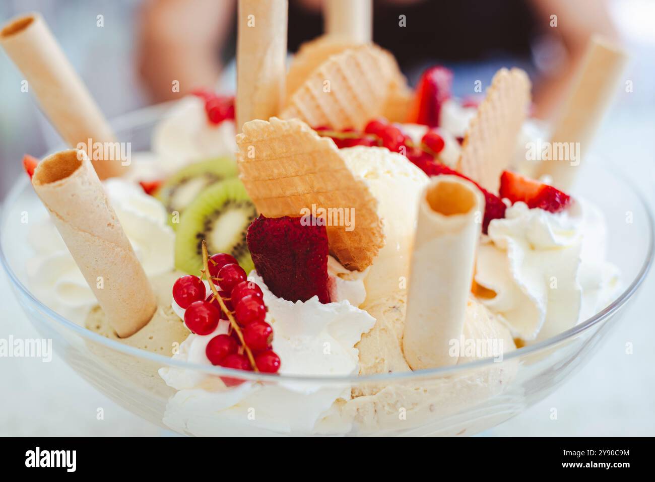 Eine riesige Tasse Eis mit zwei Eiskilos. Stockfoto