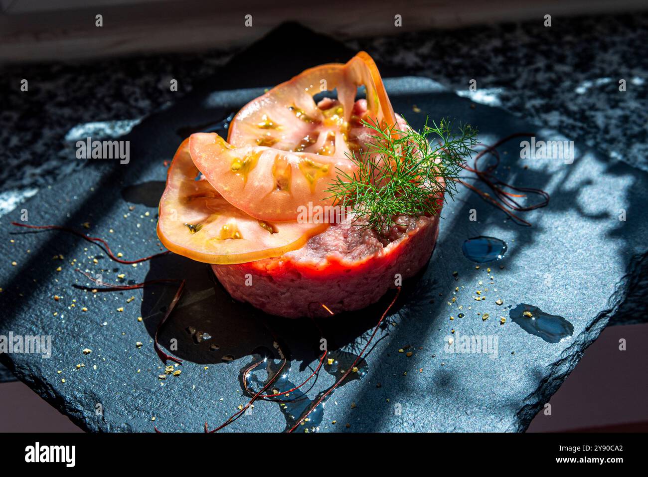 Fassona Tartar, frisch und roh für eine richtige Vorspeise im Sommer. Stockfoto
