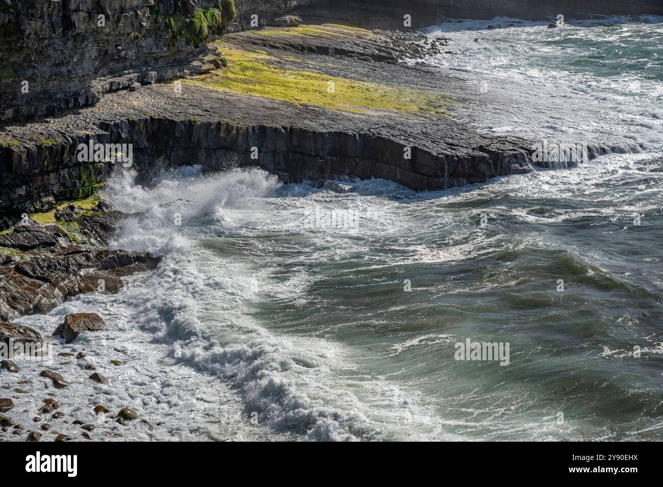 Mächtige Wellen schlagen gegen die geschichteten Felsformationen der Küste von Mullaghmore in Kilkilloge, County Sligo, Irland Stockfoto