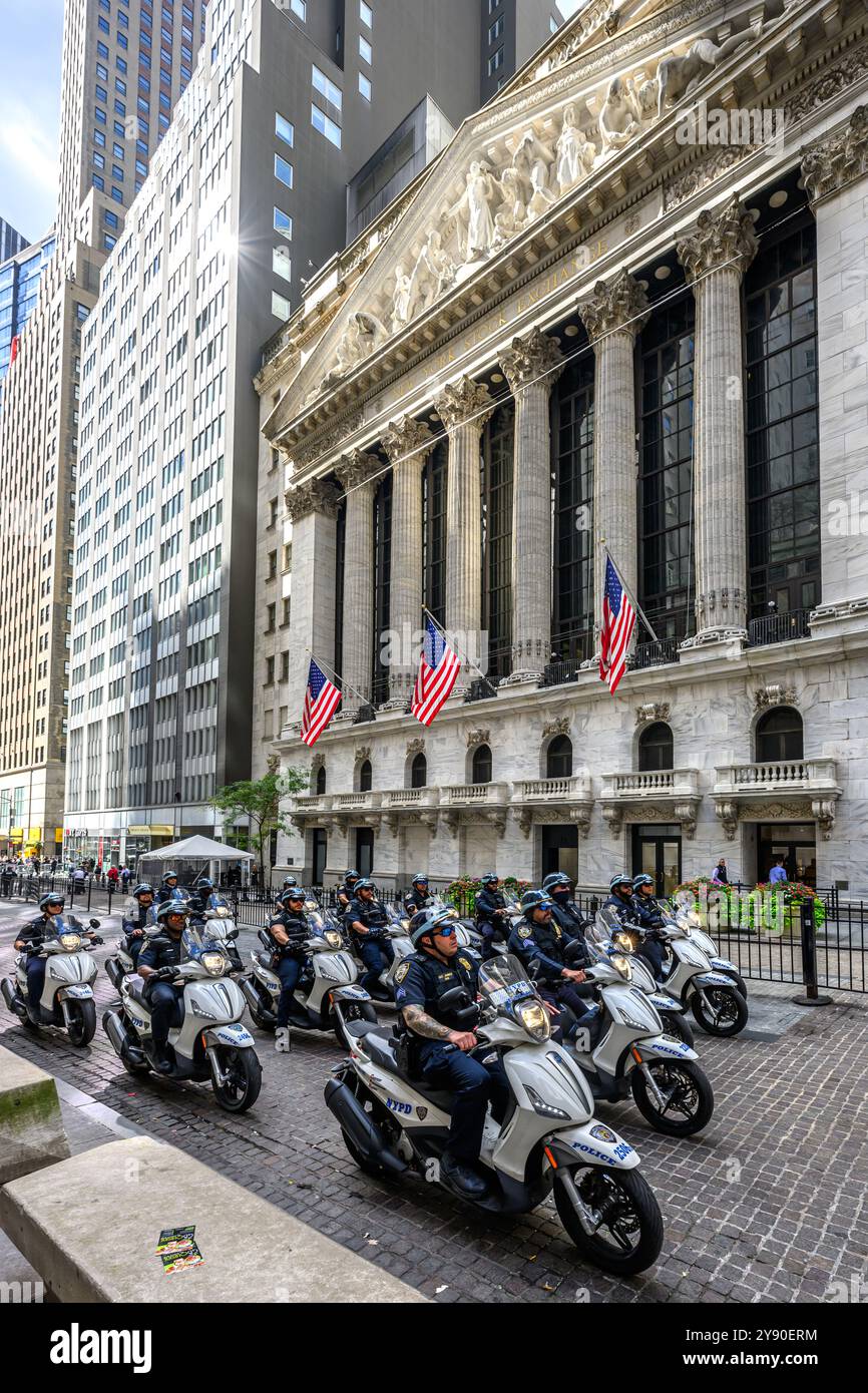 New York, USA. Oktober 2024. Polizeibeamte patrouillieren auf Motorrädern vor der Wall Street A während des propalästinensischen Protests am ersten Jahrestag des Hamas-Angriffs räumte die Polizei das Gebiet am ersten Jahrestag des Terroranschlags der Hamas, bei dem über 1200 Israelis getötet, rund 250 entführt und eine starke israelische Vergeltungsaktion ausgelöst wurde, die bereits mehr als 41,000 Menschen in Gaza tötete und sich im Libanon ausbreitet. Quelle: Enrique Shore/Alamy Live News Stockfoto