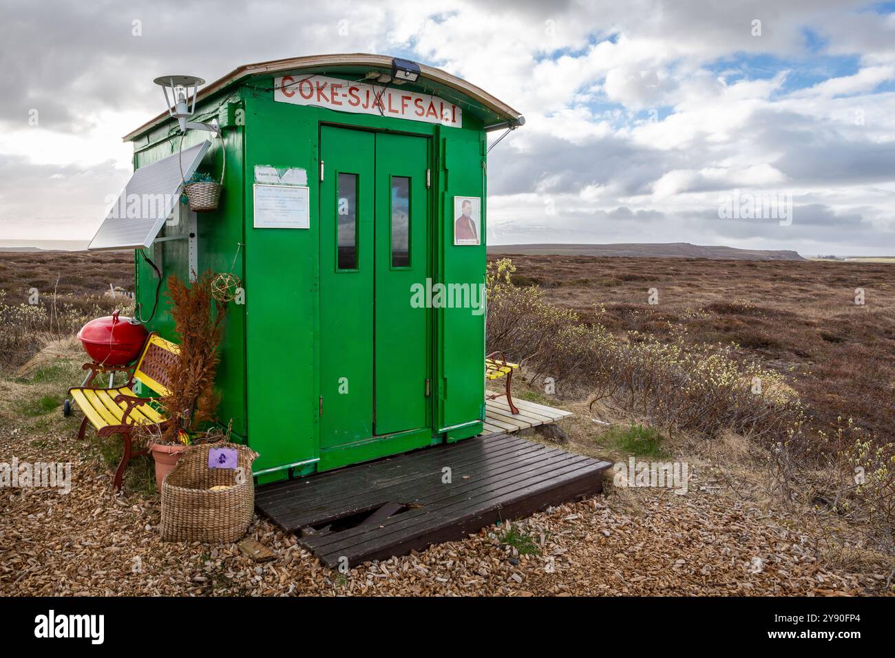 Egilsstadir, Island, 20.05.22. Coke Sjalfsali, solarbetriebener Verkaufsautomat auf der Straße 94 von Egilsstadir in Ost-Island. Stockfoto