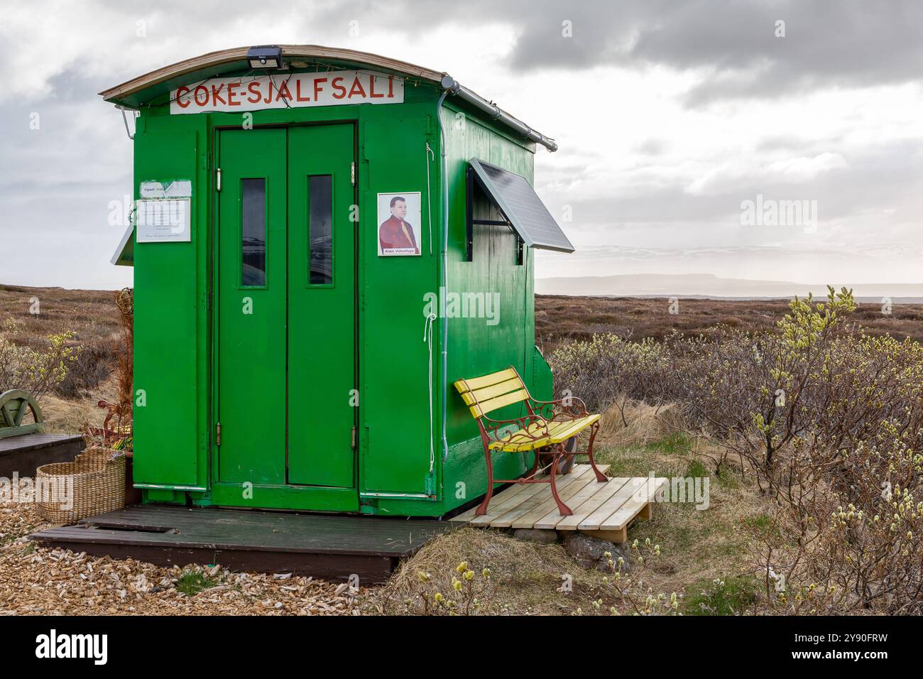 Egilsstadir, Island, 20.05.22. Coke Sjálfsali, solarbetriebener Verkaufsautomat auf der Straße 94 von Egilsstadir in Ost-Island. Stockfoto