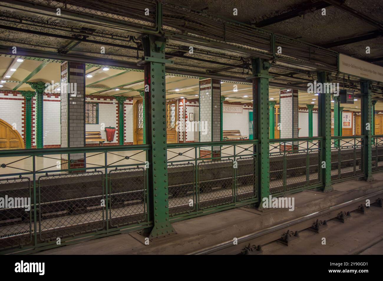 Boedapest, Ungarn 13. september 2008. Eine klassische alte leere und verlassene U-Bahn-Station mit Fliesen an der Wand in Budapest Stockfoto