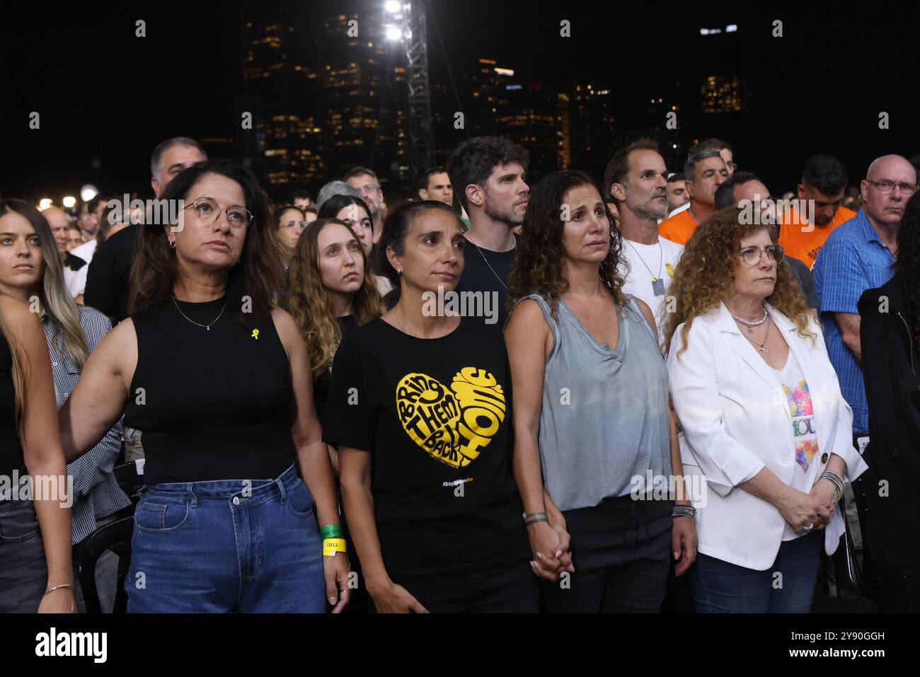 Tel Aviv, Israel. Oktober 2024. Die Menschen halten für einen Moment des Schweigens inne, während sie an einer alternativen Gedenkfeier teilnehmen, die von den Familien der Geiseln in Gaza organisiert wird, um ein Jahr seit dem tödlichen Angriff der Hamas am 7. Oktober 2023 in einem Park in Tel Aviv, Israel, am Montag, den 7. Oktober 2024, zu feiern. Pool Foto von Jim Urquhart/UPI Credit: UPI/Alamy Live News Stockfoto