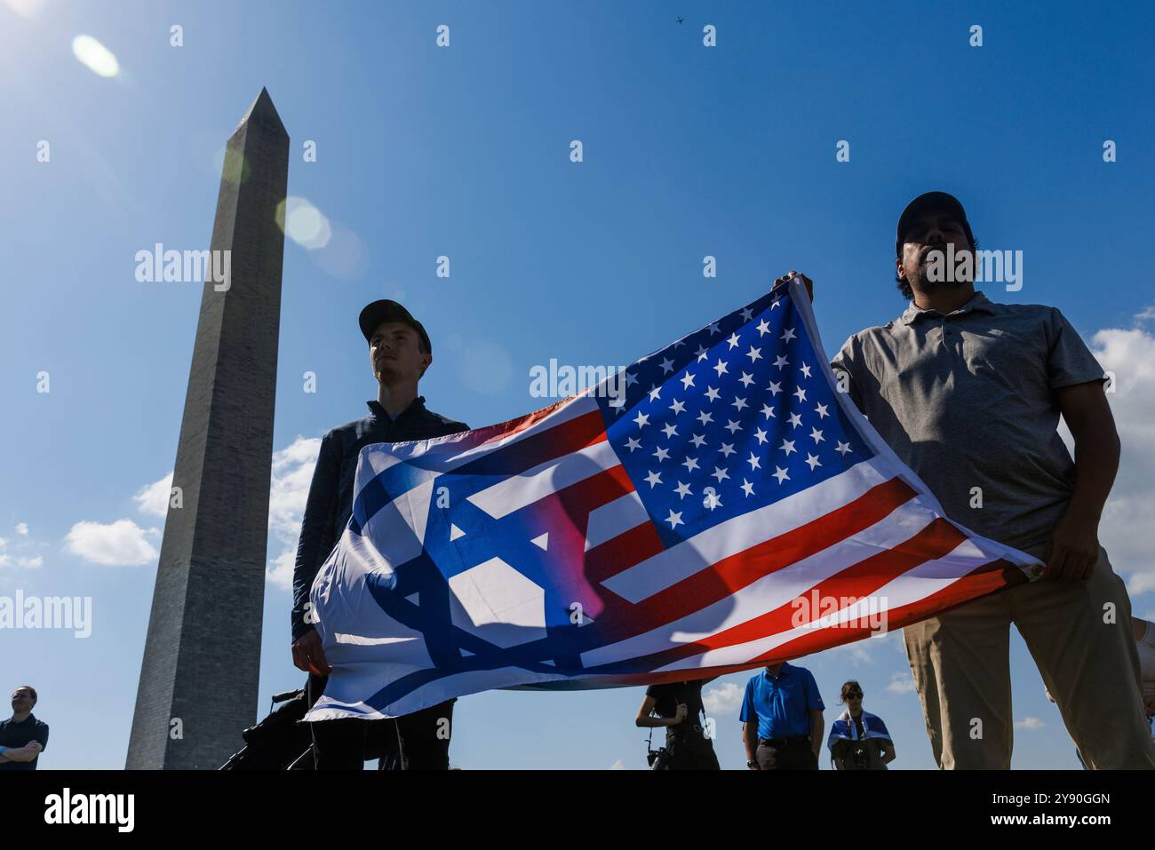 Washington DC, USA. Oktober 2024. Die Teilnehmer der Kundgebung zeigen ihre Unterstützung für Israel während einer Veranstaltung zum Jahrestag des von der Hamas geführten Angriffs am 7. Oktober 2024 in Washington DC. Kredit: Aaron Schwartz/CNP/MediaPunch Kredit: MediaPunch Inc/Alamy Live News Stockfoto