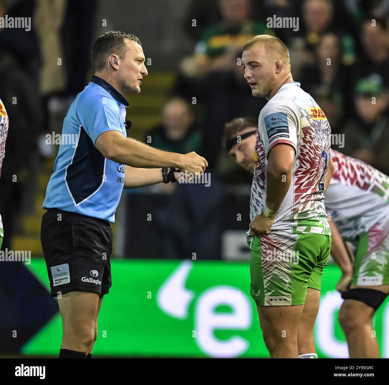 Matthew Carley-Schiedsrichter spricht mit Jack Walker von Harlequins während des Spiels Northampton Saints gegen Harlequins im Cinch Stadium bei Franklin’s Stockfoto