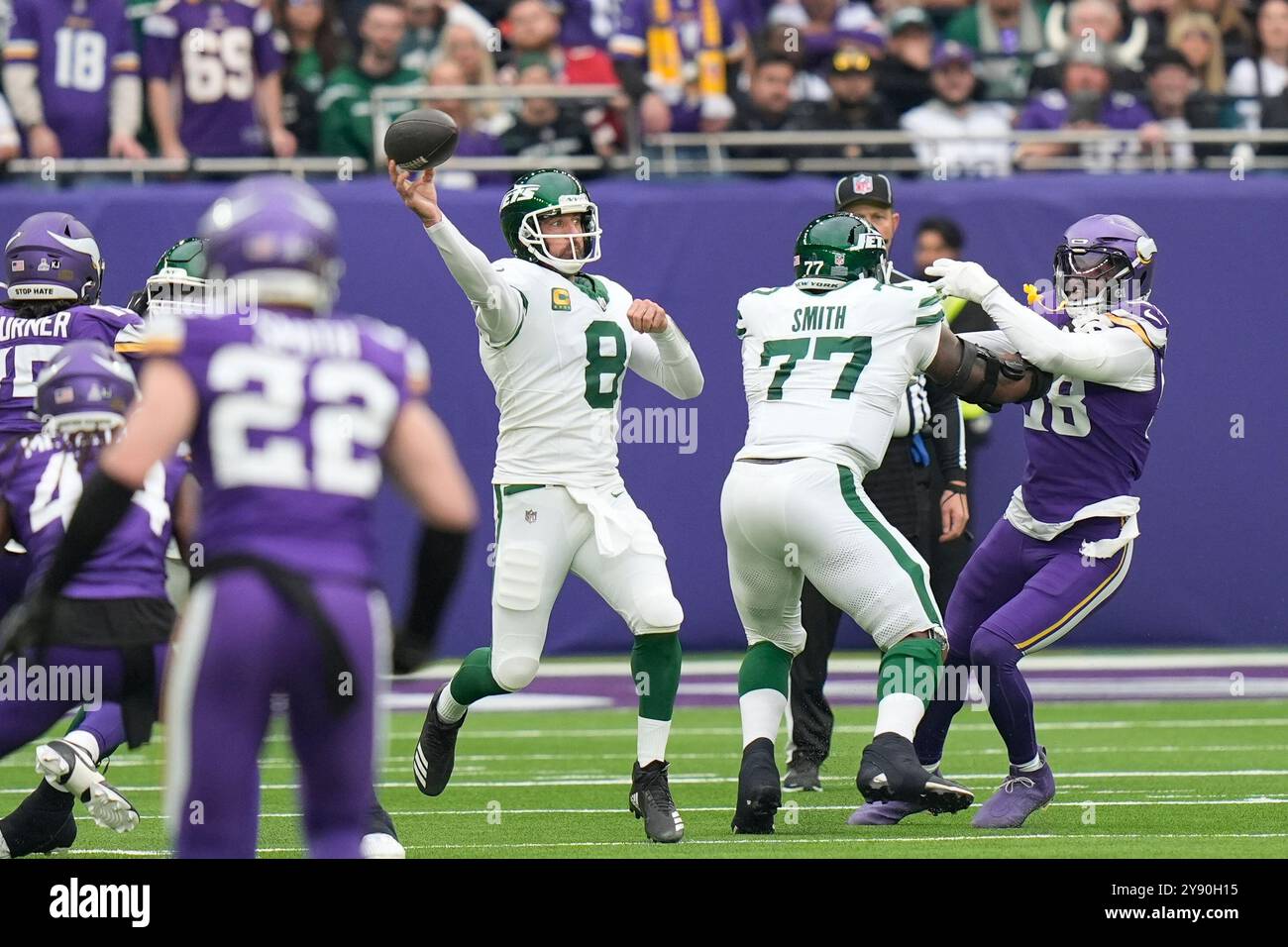 Tottenham Hotspur Stadium, London, Großbritannien. Oktober 2024. NFL UK Football, New York Jets gegen Minnesota Vikings; New York Jets Quarterback Aaron Rodgers (8) will Upfield Credit: Action Plus Sports/Alamy Live News überholen Stockfoto
