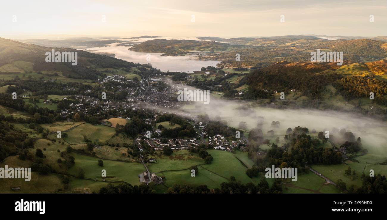 Die Panoramalandschaft der Stadt Ambleside im Lake District mit dem See Windermere an einem kalten Herbstmorgen mit niedrigen Nebelbedingungen Stockfoto