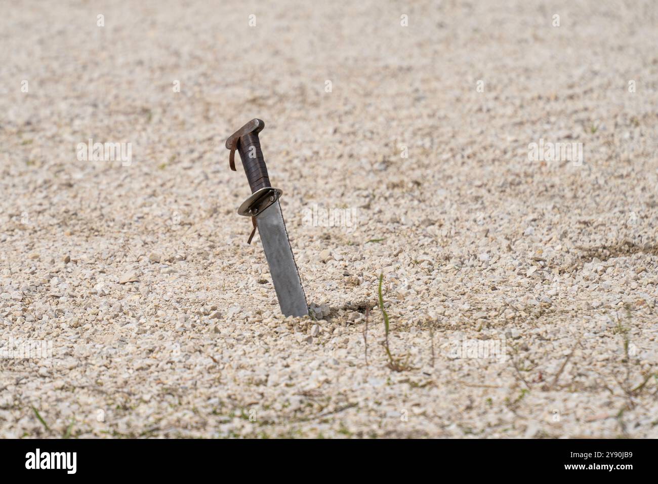 Das antike römische Schwert, Gladius, steckt im Boden einer römischen Gladiatorenarena fest Stockfoto