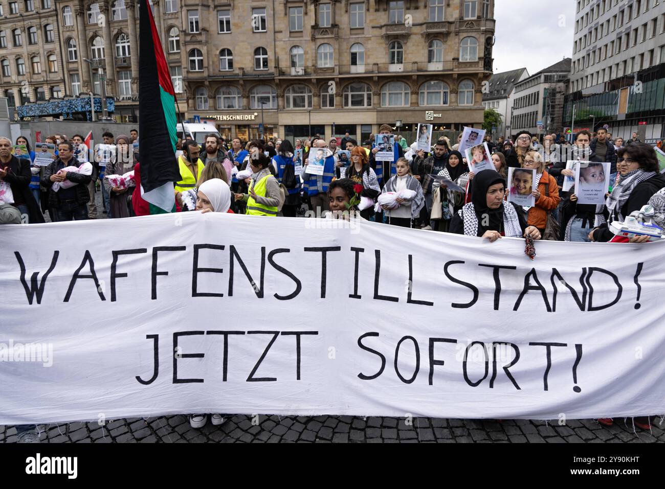 Nahostkonflikt - Pro-Palästina Kundgebung in Frankfurt am Main WAFFENSTILLSTAND JETZT steht auf einem Banner. CA. 1,400 Menschen beteiligte sich am 07.10.2024 an einer Pro-Palästina-Demonstration in Frankfurt am Main auf dem Rossmarkt. Die Kundgebung wird von einem massiven Polizeiaufgebot begleitet. Vor genau einem Jahr, am 07. Oktober 2023, tötete die Terrormiliz Hamas bei einem Angriff auf Israel mehr als 1,100 Menschen. Seit der anschließenden Intervention Israels im Gazastreifen kommt es deutschlandweit immer wieder zu pro-Manufacturinänsischen Demonstrationen. Frankfurt am Main Rossma Stockfoto