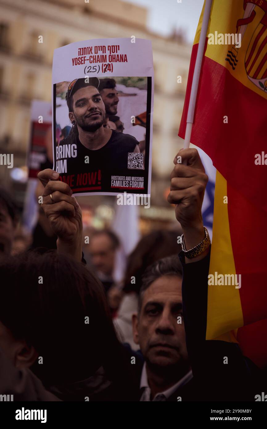 Madrid, Madrid, SPANIEN. Oktober 2024. Mitglieder der jüdischen Gemeinde Madrids erinnern sich an die 1.200 Opfer der Hamas-Angriffe vom 7. Oktober 2023 (Foto: © Ignacio Lopez Isasmendi/ZUMA Press Wire). Nicht für kommerzielle ZWECKE! Quelle: ZUMA Press, Inc./Alamy Live News Stockfoto