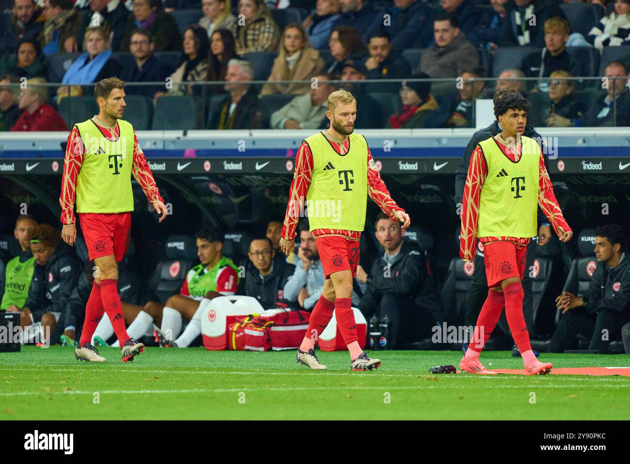 Frankfurt, Deutschland. Oktober 2024. Leon GORETZKA, FCB 8 Konrad Laimer, FCB 27 Adam Aznou, FCB 48 im Spiel EINTRACHT FRANKFURT - FC BAYERN MÜNCHEN 3-3 am 6. Oktober 2024 in Frankfurt. Saison 2024/2025, 1.Bundesliga, FCB, München, Spieltag 6, Spieltag Fotograf: ddp Images/STAR-Images - DFL-VORSCHRIFTEN VERBIETEN JEDE VERWENDUNG VON FOTOS als BILDSEQUENZEN und/oder QUASI-VIDEO - Credit: ddp Media GmbH/Alamy Live News Stockfoto