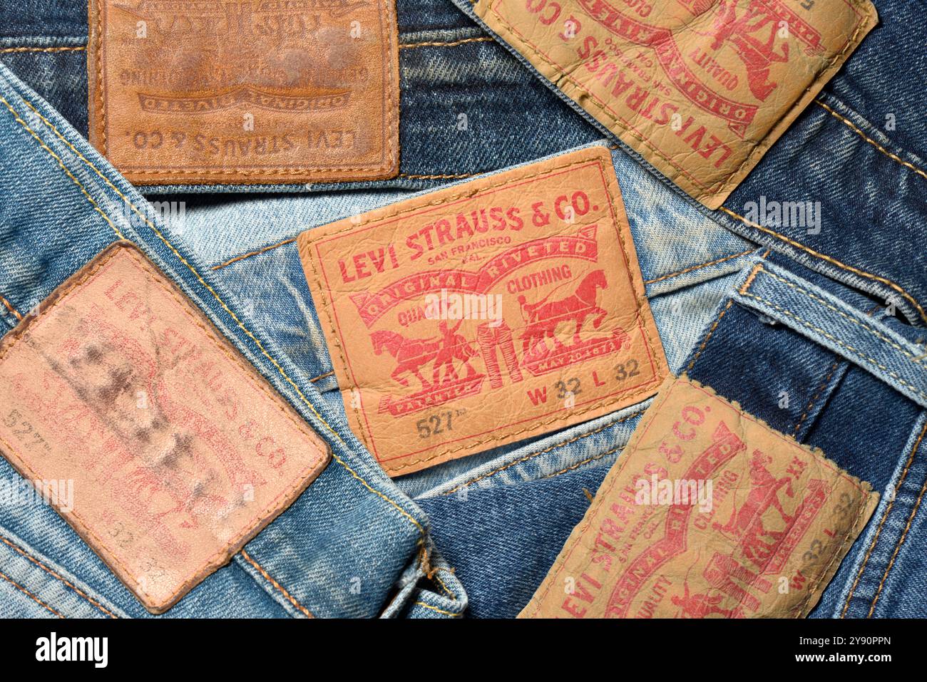 Levi Strauss Original Jeans verschiedene Modelle Lederetiketten zeigen Details von oben Stockfoto