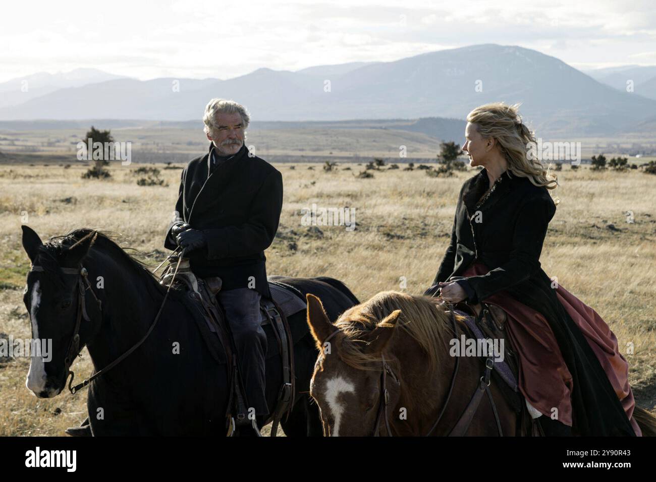 Die Unheilige Trinity ist ein US-amerikanischer Western-Film von Lee Zachariah, Regie führte Richard Gray mit Pierce Brosnan, Samuel L. Jackson und Brandon Lessard in den Hauptrollen. Dieses Foto ist nur für redaktionelle Zwecke bestimmt und unterliegt dem Urheberrecht des Filmunternehmens und/oder des Fotografen, der von dem Film- oder Produktionsunternehmen beauftragt wurde. Es kann nur durch Veröffentlichungen in Verbindung mit der Werbung für den oben genannten Film reproduziert werden. Es ist eine obligatorische Gutschrift für die Filmfirma erforderlich. Der Fotograf sollte ebenfalls angerechnet werden, wenn er bekannt ist. Stockfoto