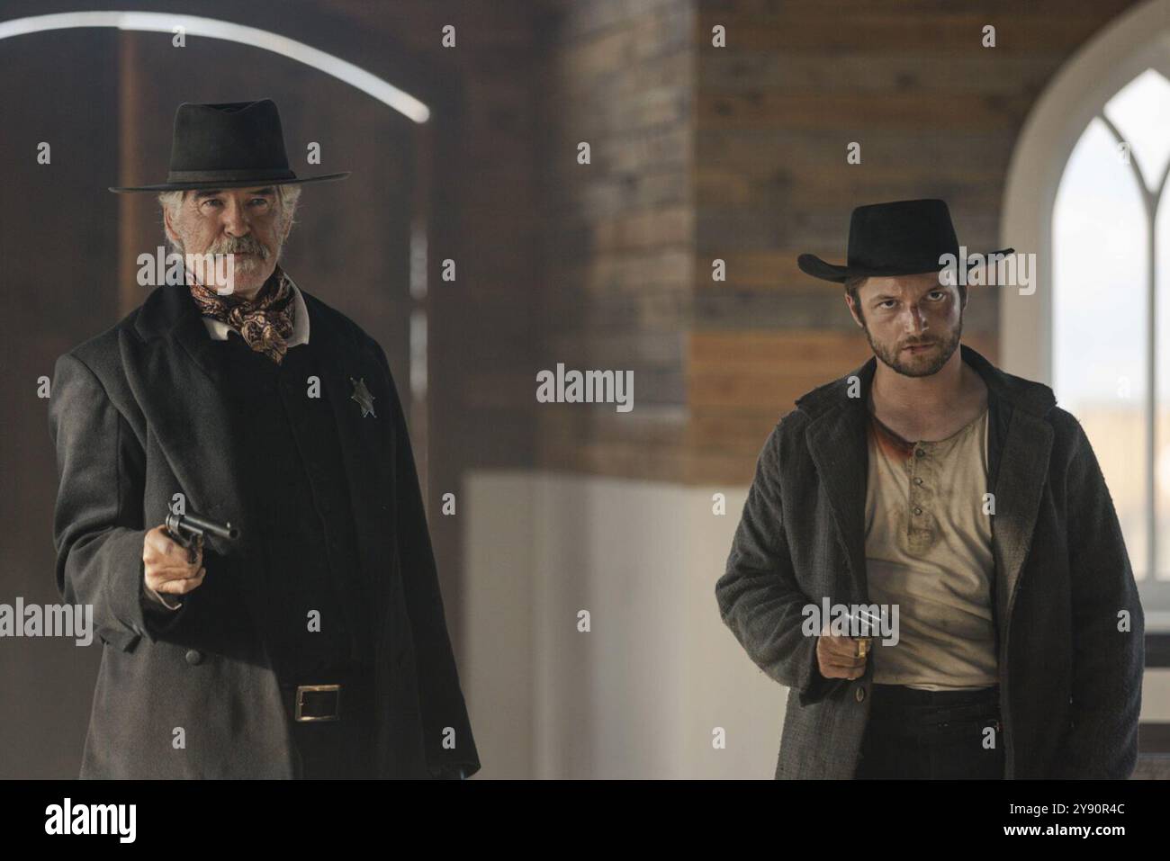 Die Unheilige Trinity ist ein US-amerikanischer Western-Film von Lee Zachariah, Regie führte Richard Gray mit Pierce Brosnan, Samuel L. Jackson und Brandon Lessard in den Hauptrollen. Dieses Foto ist nur für redaktionelle Zwecke bestimmt und unterliegt dem Urheberrecht des Filmunternehmens und/oder des Fotografen, der von dem Film- oder Produktionsunternehmen beauftragt wurde. Es kann nur durch Veröffentlichungen in Verbindung mit der Werbung für den oben genannten Film reproduziert werden. Es ist eine obligatorische Gutschrift für die Filmfirma erforderlich. Der Fotograf sollte ebenfalls angerechnet werden, wenn er bekannt ist. Stockfoto