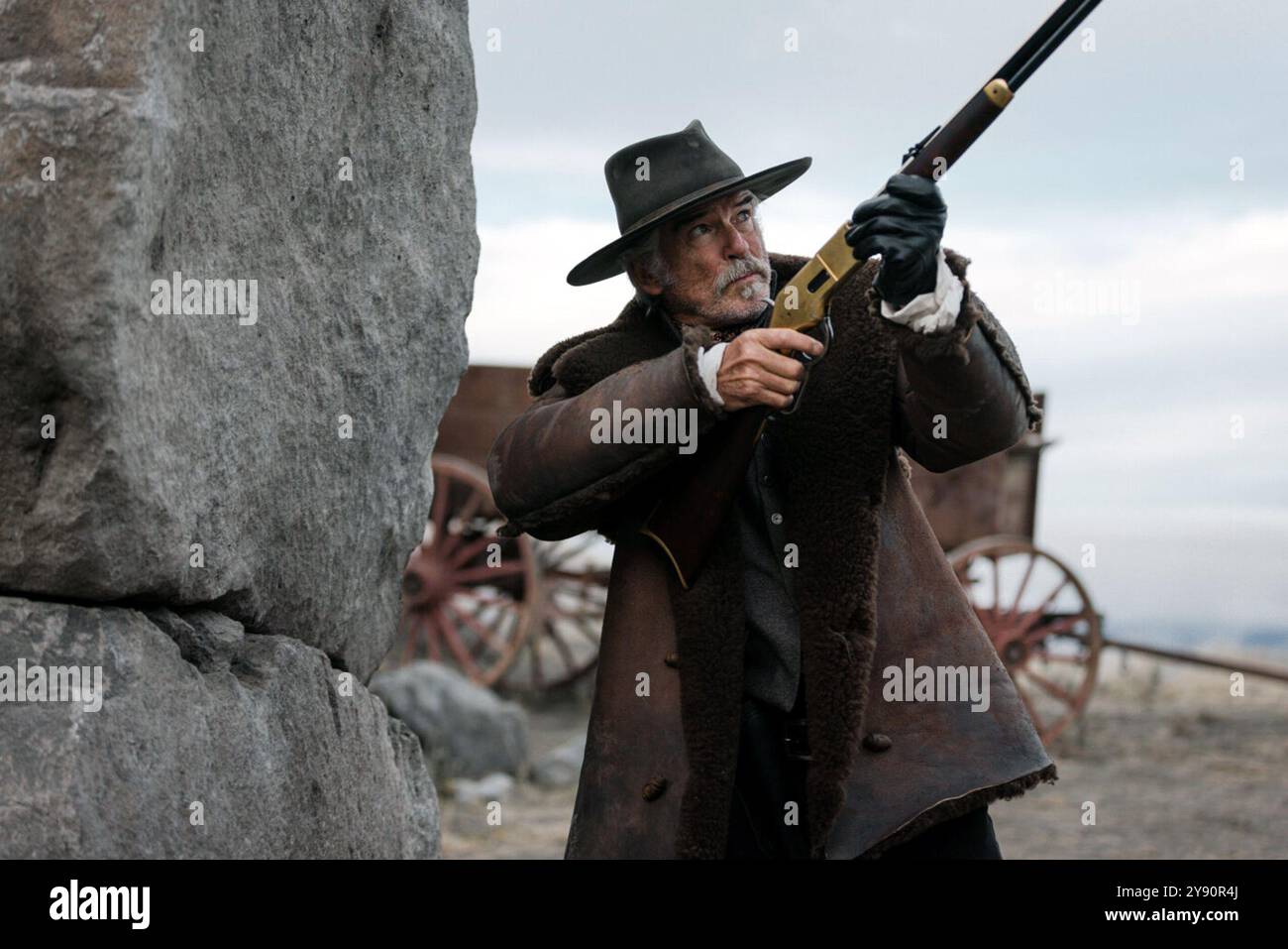 Die Unheilige Trinity ist ein US-amerikanischer Western-Film von Lee Zachariah, Regie führte Richard Gray mit Pierce Brosnan, Samuel L. Jackson und Brandon Lessard in den Hauptrollen. Dieses Foto ist nur für redaktionelle Zwecke bestimmt und unterliegt dem Urheberrecht des Filmunternehmens und/oder des Fotografen, der von dem Film- oder Produktionsunternehmen beauftragt wurde. Es kann nur durch Veröffentlichungen in Verbindung mit der Werbung für den oben genannten Film reproduziert werden. Es ist eine obligatorische Gutschrift für die Filmfirma erforderlich. Der Fotograf sollte ebenfalls angerechnet werden, wenn er bekannt ist. Stockfoto